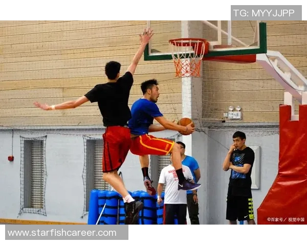 姚明运球扣篮的精彩瞬间展现了他的篮球天赋与力量之美 姚明运球扣篮的精彩瞬间展现了他的篮球天赋与力量之美